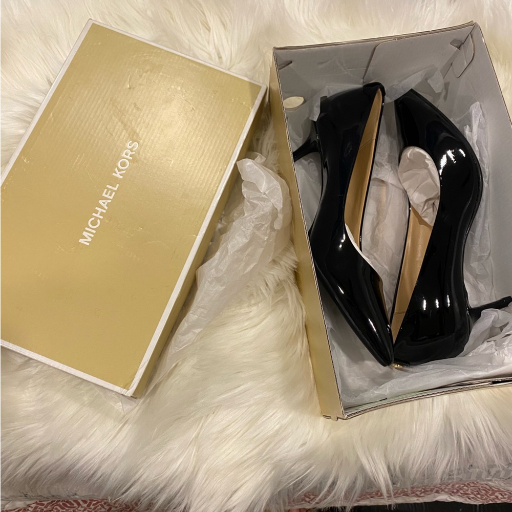 Michael Kors Black Flex Kitten Pump Heel NIB Size 6.5